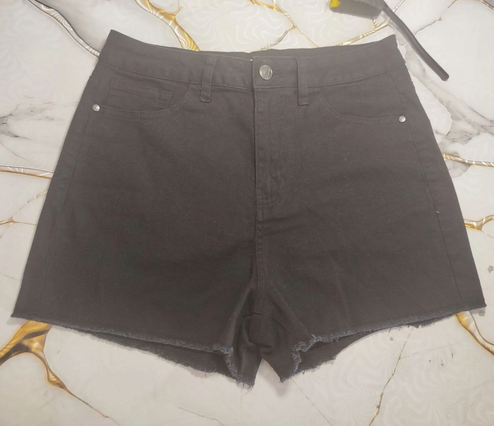 Shorts Vaqueros Negros de Talle Alto con Bajo Desflecado